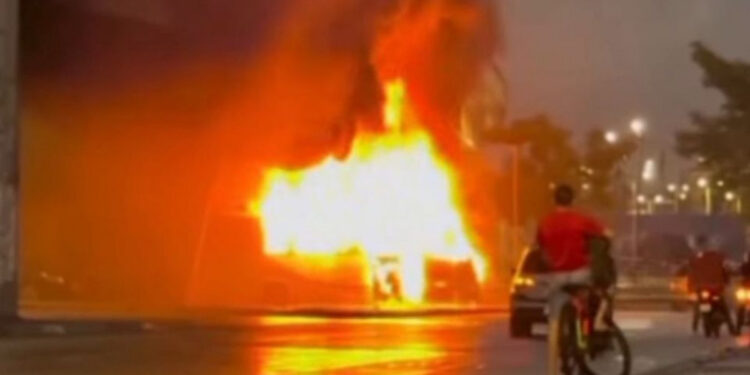 Micro-ônibus que transportava trabalhadores em Jaboatão