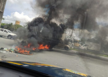Protesto interdita BR-101 sentido Paulista