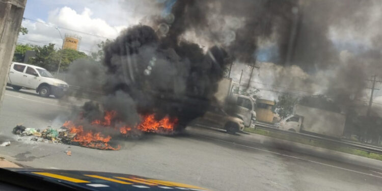 Protesto interdita BR-101 sentido Paulista