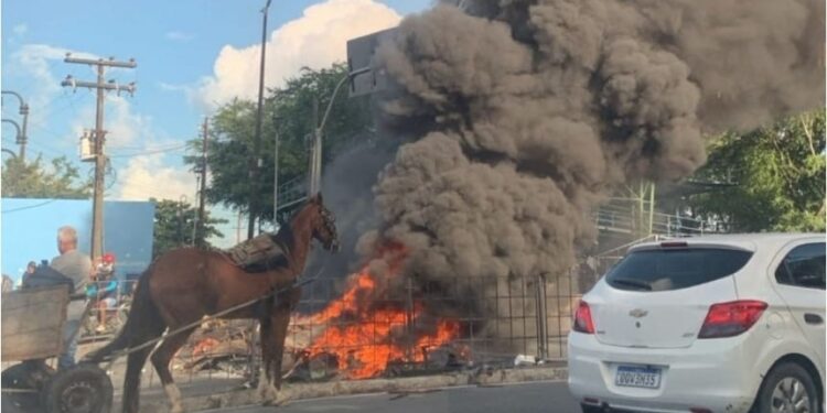 Protestos simultâneos de carroceiros interditam vias e causam engarrafamento no Recife e em Olinda