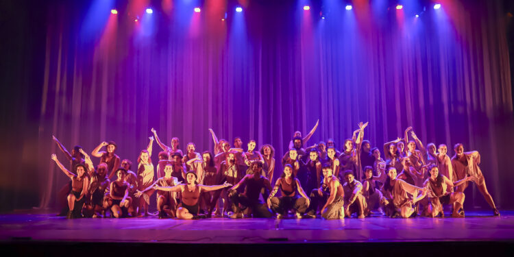 Um espetáculo que intercala dança e história do Recife no mesmo palco