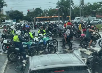 Motociclistas fazem ato na Avenida Agamenon Magalhães