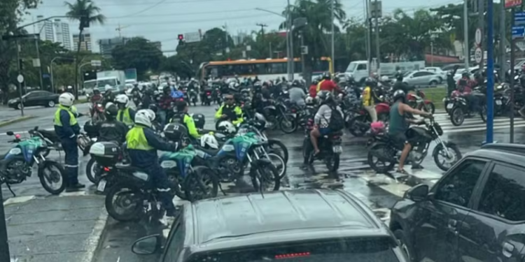 Motociclistas fazem ato na Avenida Agamenon Magalhães