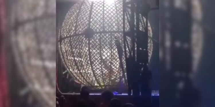 Motos colidem durante apresentação em “Globo da Morte”