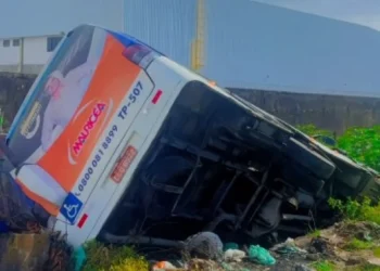 Micro-ônibus colide com VLT na comunidade do Areeiro