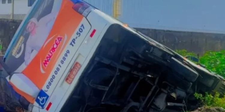 Micro-ônibus colide com VLT na comunidade do Areeiro