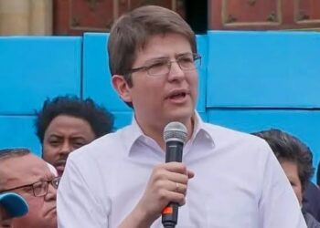 Morre Miguel Uribe, pré-candidato à presidência da Colômbia baleado em comício