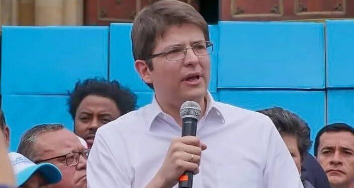 Morre Miguel Uribe, pré-candidato à presidência da Colômbia baleado em comício