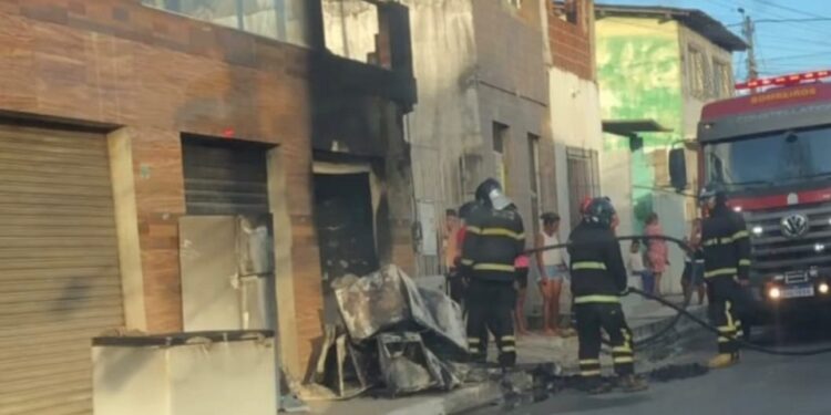 Incêndio atinge estabelecimento comercial em Paulista
