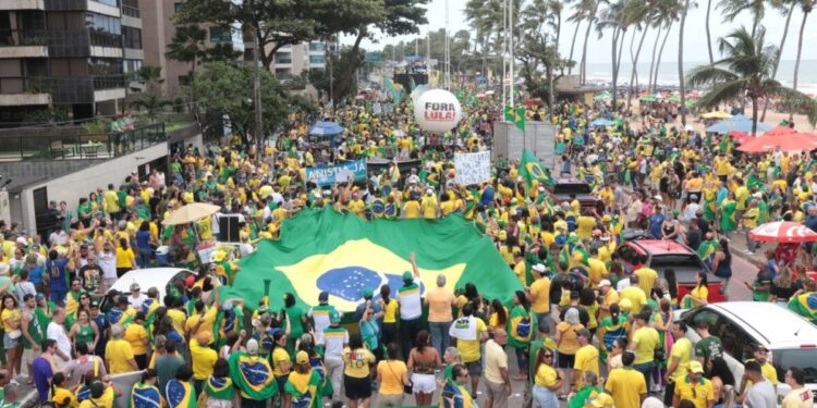 Ato em defesa de Jair Bolsonaro reuniu apoiadores na Avenida Boa Viagem