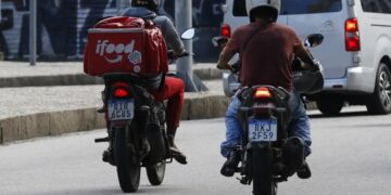 Câmara aprova urgência para votar vale-refeição para entregadores