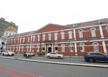 Em evento pelos 200 anos do Ginásio Pernambucano, governadora Raquel Lyra assina ordem de serviço para reforma do prédio histórico