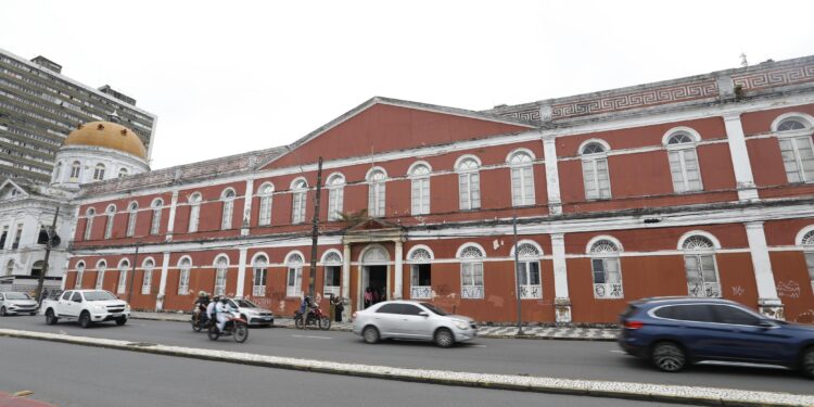 Em evento pelos 200 anos do Ginásio Pernambucano, governadora Raquel Lyra assina ordem de serviço para reforma do prédio histórico