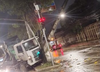 Caminhão colide com poste na Avenida Abdias de Carvalho, na Zona Oeste do Recife