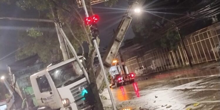 Caminhão colide com poste na Avenida Abdias de Carvalho, na Zona Oeste do Recife
