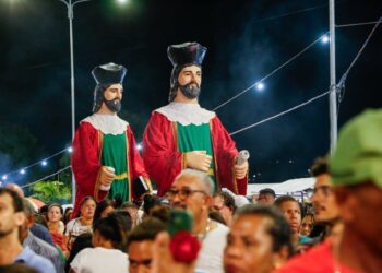 490 anos de Igarassu: Bonecos gigantes dos Santos Cosme e Damião recebem restauração feita por mãos femininas
