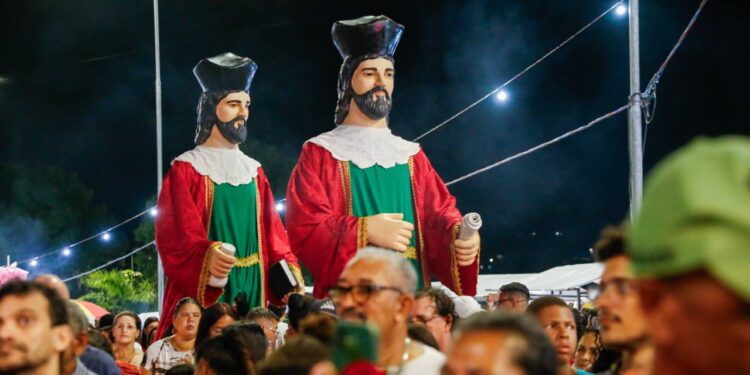 490 anos de Igarassu: Bonecos gigantes dos Santos Cosme e Damião recebem restauração feita por mãos femininas