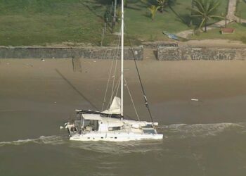 Veleiro inscrito na Refeno bate em pedra e encalha na praia de Serrambi