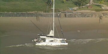 Veleiro inscrito na Refeno bate em pedra e encalha na praia de Serrambi