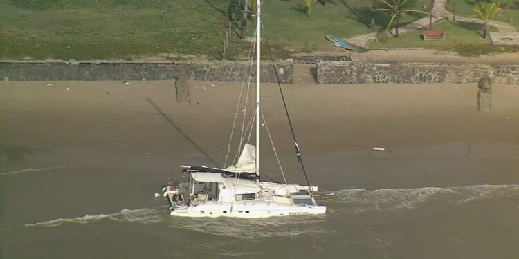 Veleiro inscrito na Refeno bate em pedra e encalha na praia de Serrambi