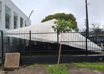 Toldo do Centro do CadÚnico desaba, em Santo Amaro
