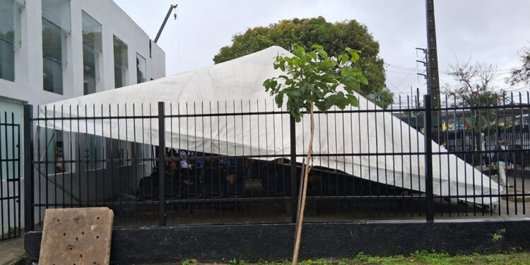 Toldo do Centro do CadÚnico desaba, em Santo Amaro