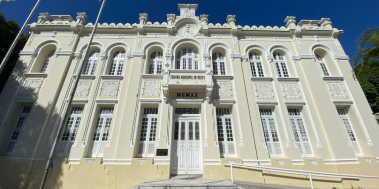 Vereadores do Recife aprovam realização de intervalo bíblico nas escolas