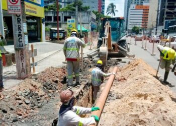 Obra da Compesa altera trânsito em Candeias