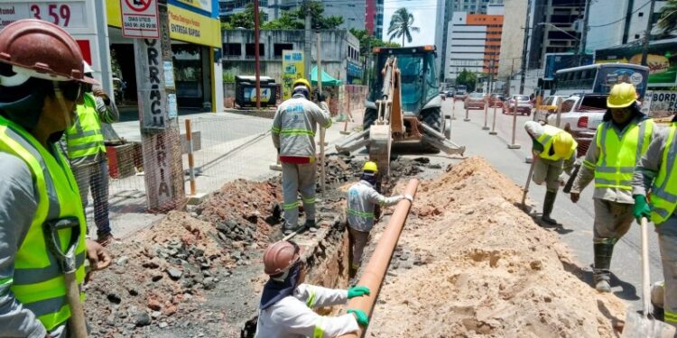 Obra da Compesa altera trânsito em Candeias