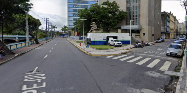 Obra da Compesa no Cais do Apolo interdita duas faixas da via