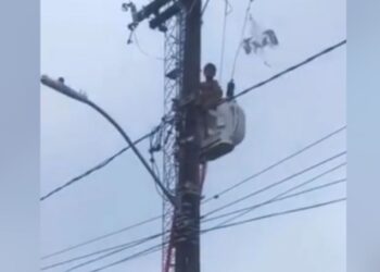 Menino de 8 anos leva choque ao subir em poste para pegar pipa