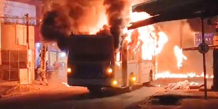 Ônibus é incendiado na zona norte do Recife