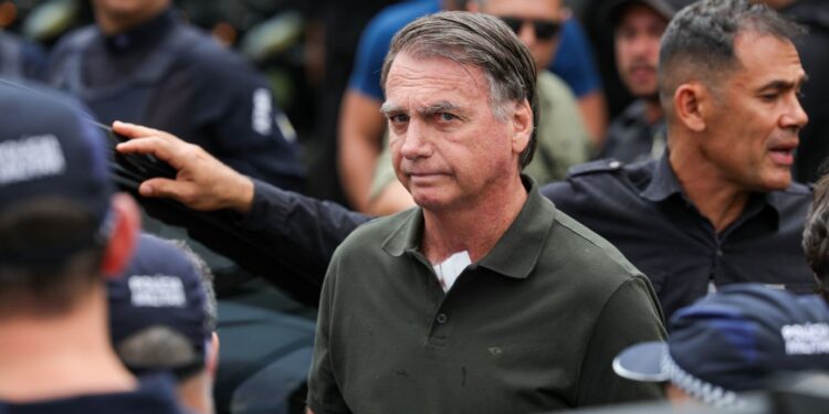 Bolsonaro é internado com anemia persistente e função renal alterada