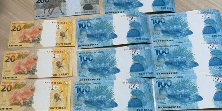 Estudante é preso em flagrante ao receber mil reais em notas falsas pelos Correios