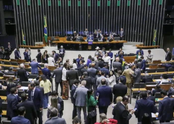 Câmara aprova urgência para projeto de anistia a golpistas