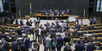 Câmara aprova urgência para projeto de anistia a golpistas