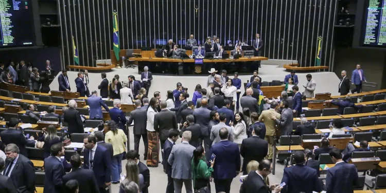 Câmara aprova urgência para projeto de anistia a golpistas