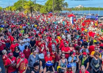 Manifestantes se reuniram no centro do Recife para protestar contra a PEC da Blindagem