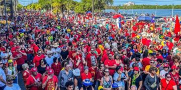 Manifestantes se reuniram no centro do Recife para protestar contra a PEC da Blindagem