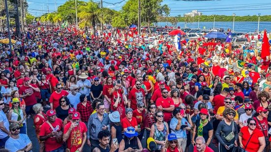 Manifestantes se reuniram no centro do Recife para protestar contra a PEC da Blindagem