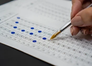 Mulher é presa por tentar realizar uma prova de concurso no lugar de outra pessoa