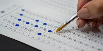 Mulher é presa por tentar realizar uma prova de concurso no lugar de outra pessoa