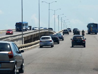 Homem fica ferido ao ser atingido por linha de pipa com cerol em viaduto