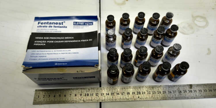 PF faz primeira apreensão de fentanil em Pernambuco; jovem é presa em flagrante no Grande Recife