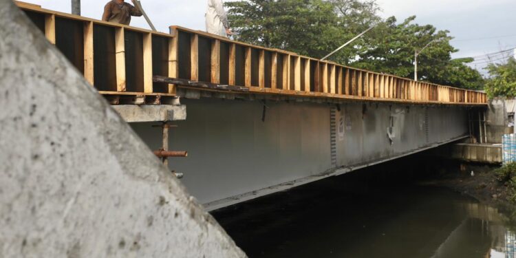 Concretagem finaliza ligação entre os dois lados da Ponte do Arruda