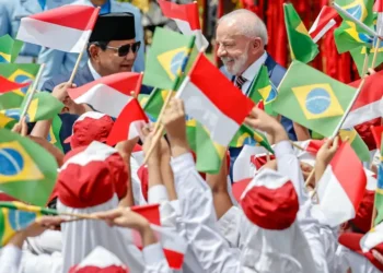 Brasil e Indonésia firmam acordos; Lula confirma candidatura em 2026
