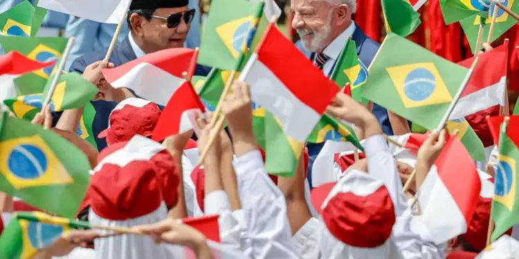 Brasil e Indonésia firmam acordos; Lula confirma candidatura em 2026