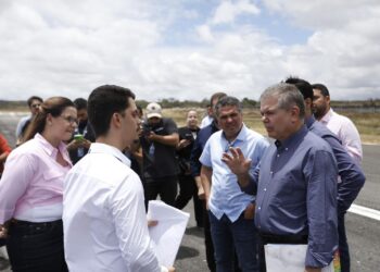 Em Caruaru, governador em exercício autoriza obras de pavimentação de ruas e conhece projeto de modernização do aeroporto