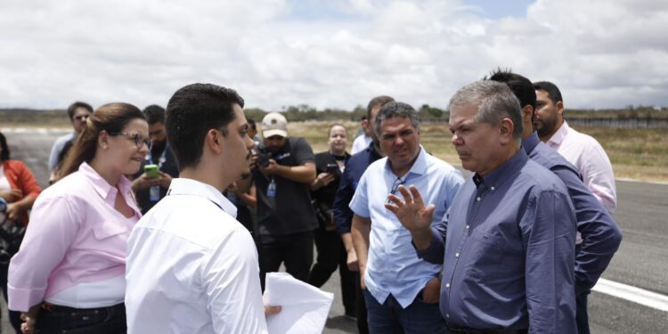 Em Caruaru, governador em exercício autoriza obras de pavimentação de ruas e conhece projeto de modernização do aeroporto