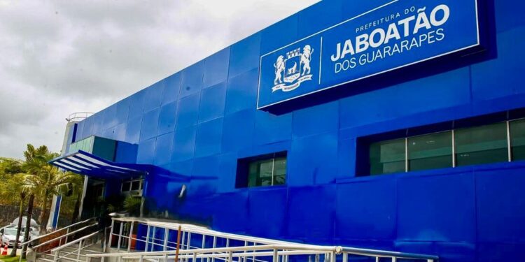 Professores aprovados em concurso de Jaboatão realizam protesto por convocação e renovação do certame